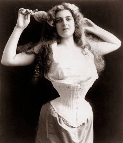 Femme portant un corset - Unknown artist
