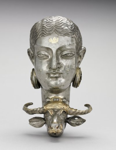 Femme et rhyton de buffle d