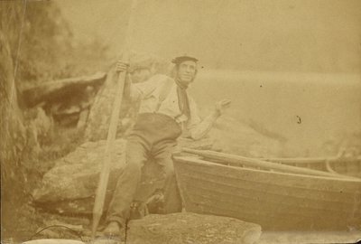 [Homme posant à côté d