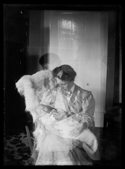 S. Thesleff avec un enfant dans les bras - Unknown artist/maker
