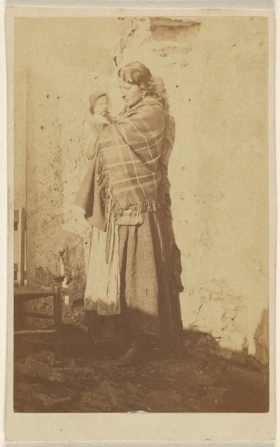 [Femme non identifiée portant un châle et tenant un bébé]. - Unknown artist/maker