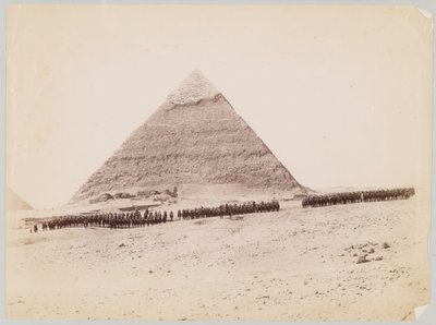 19e Hussards formés devant une pyramide à Gizeh, Égypte, vers 1882 - Unknown