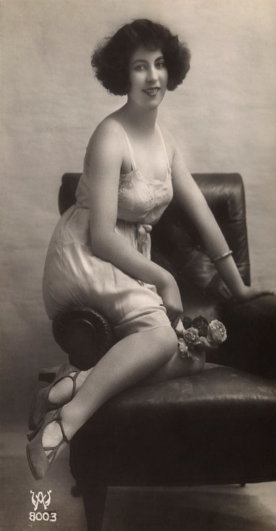 Jeune femme posant en jupon, assise dans un fauteuil - Unknown photographer