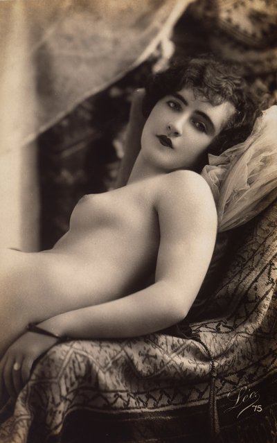Jeune femme posant nue sur un canapé - Unknown photographer