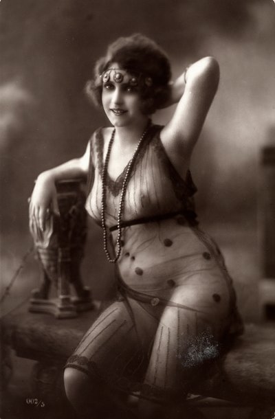 Une jeune femme assise, portant une robe transparente - Unknown photographer