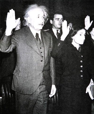 Albert Einstein avec sa belle-fille Margot prêtant serment de citoyenneté américaine, New Jersey - Unknown photographer