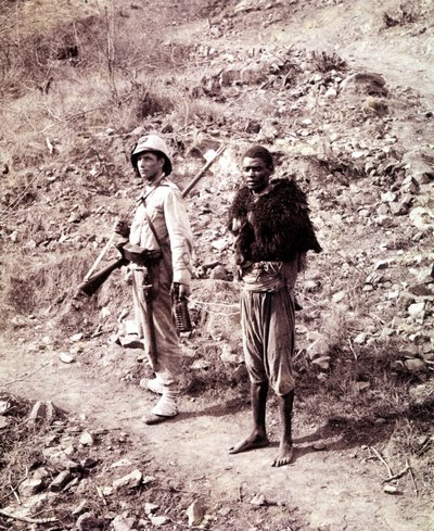 Un soldat italien et un prisonnier abyssin sur la route de Ghinda. - Unknown photographer
