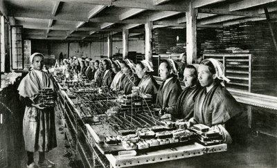Mise en conserve de sardines, industrie de la sardine, Finistère, Bretagne (photo n/b) - Unknown photographer