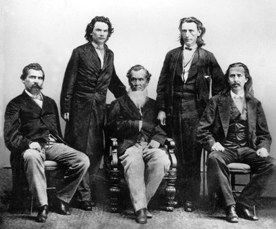 Indiens Cherokee à Washington en 1866 pour négocier un traité avec les États-Unis qui sera signé le 19 juillet, de gauche à droite : John Rollin Ridge, Saladin Watie, Richard Fields, colonel Elias C. Boudinot, colonel William P. Adair - Unknown photographer