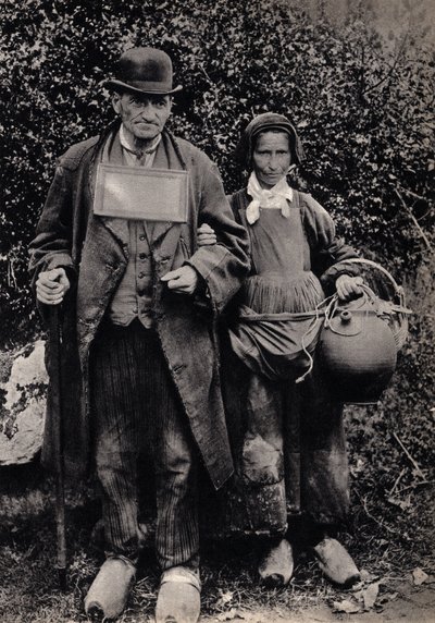 Couple de mendiants bretons. Photographie, fin du XIXe siècle, Paris. Coll. Selva. - Unknown photographer