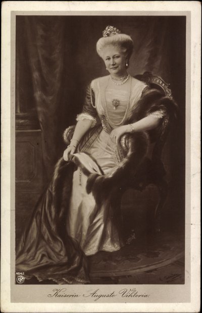Impératrice Auguste Viktoria en couronne et fourrure - Unknown photographer