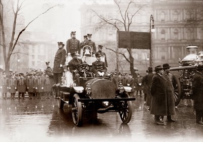 Brigades de pompiers équipées de nouvelles pompes à incendie et de véhicules, New York 1913. Photographie - Unknown photographer