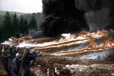 Soldats français utilisant des lance-flammes depuis les tranchées, Chemin des Dames - Unknown photographer