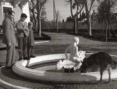 Gino Bartali avec deux enfants et un chien près d