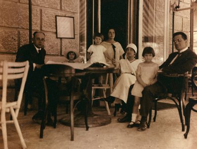 Groupe de personnes photographiées dans un café à Pula - Unknown photographer