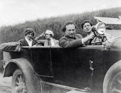 Helene Berg, Alma Mahler, Franz Werfel et Alban Berg photographiés en voiture - Unknown photographer