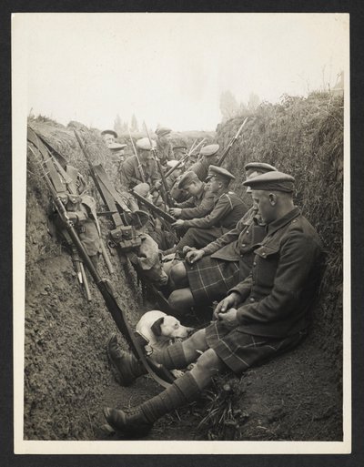 Territoriaux des Highlands dans une tranchée [La Gorgue, France]. 5 août 1915. - Unknown photographer