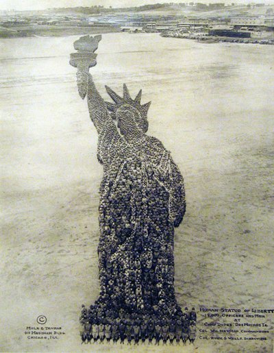 Statue humaine de la Liberté formée par des soldats américains - Unknown photographer
