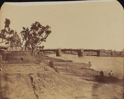 Pont en fer avec piliers en pierre, avec des civils au premier plan, rivière Gumti, Lucknow - Unknown photographer