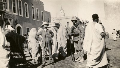 Guerre italo-turque, Tripolitaine, gens et soldats devant le tribunal - Unknown photographer