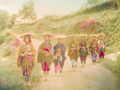Femmes japonaises. Sept femmes japonaises debout en ligne sur une route rurale. Japon, vers 1910. - Unknown photographer
