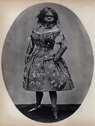 Les Monstres, la femme chien. Photographie, fin 19e siècle, Paris. Coll. Selva. - Unknown photographer