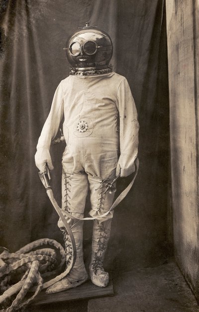 Homme avec un scaphandre pour le protéger du feu - Unknown photographer