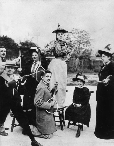 Marcel Proust (1871-1922) agenouillé avec une raquette de tennis devant Jeanne Ponquet debout sur une chaise à Neuilly (France) 1892 - Unknown photographer