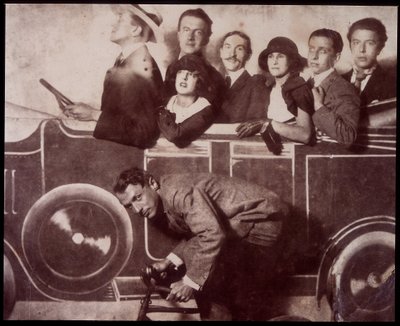 Max Morise, Simone Breton, Paul Eluard, Joseph Delteil, Gala Desnos, André Breton, et Max Ernst (à vélo), à la Foire de Montmartre - Unknown photographer