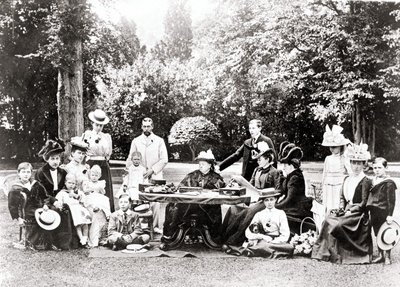Membres de la famille royale britannique, y compris le roi George V, le roi Édouard VIII autour de la reine Victoria lors d