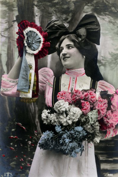 Carte patriotique de la période de la Première Guerre mondiale : un Alsacien tient une cocarde aux couleurs de la France, allégorie de la volonté de l