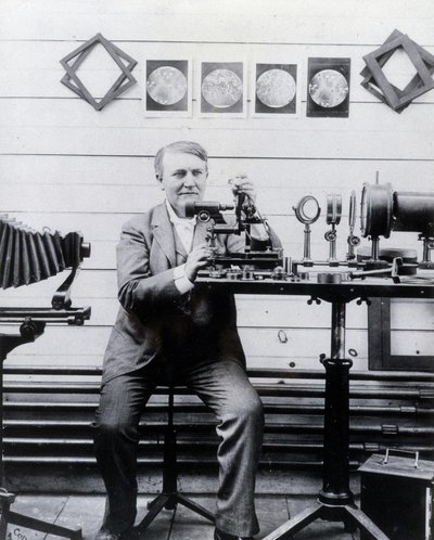 Photo de Thomas-Alwa Edison devant son phonographe - Unknown photographer