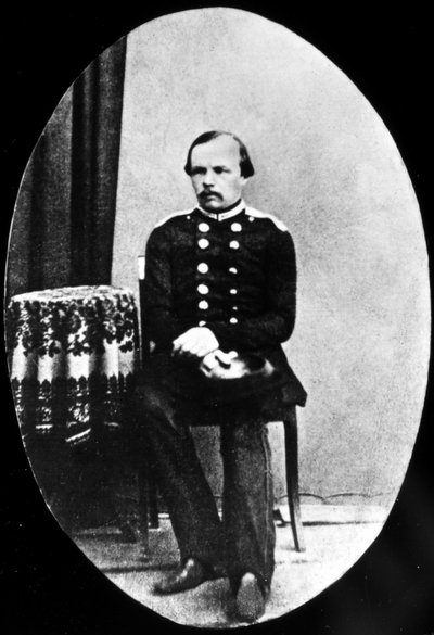 Portrait de Dostoïevski jeune, assis, en médaillon. - Unknown photographer