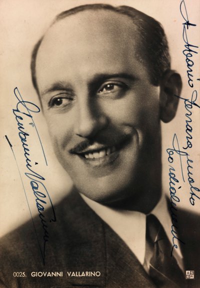Portrait avec dédicace et autographe du chanteur italien Giovanni Vallarino; carte postale - Unknown photographer