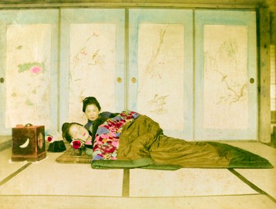 Allongées sur un futon. Deux femmes japonaises allongées sur un futon traditionnel placé sur le sol. Japon, vers 1910. - Unknown photographer