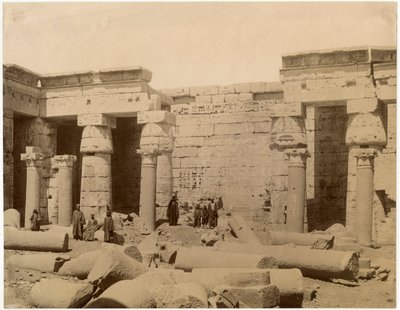 Deuxième cour du temple funéraire de Ramsès III, côté nord, Médinet Habou, Égypte - Unknown photographer