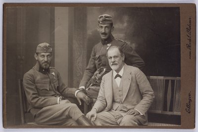 Sigmund Freud et ses fils, Ernst et Martin, portant des uniformes militaires, vers 1916 (photo n/b) - Unknown photographer
