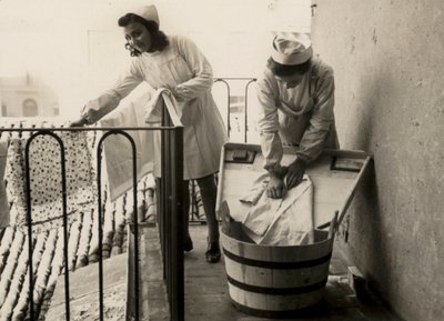 Des femmes occupées à la pratique du lavage à l