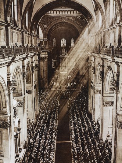 Rayons de soleil dans la cathédrale Saint-Paul pendant le service pour le jubilé d