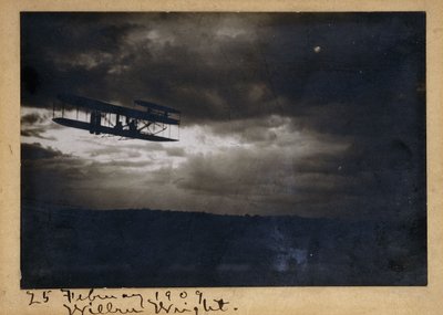 Wilbur Wright en vol, avec la signature autographe "Wilbur Wright" et la date "25 février 1909", vers 1909 (épreuve gélatino-argentique, sur montage, encre) - Unknown photographer