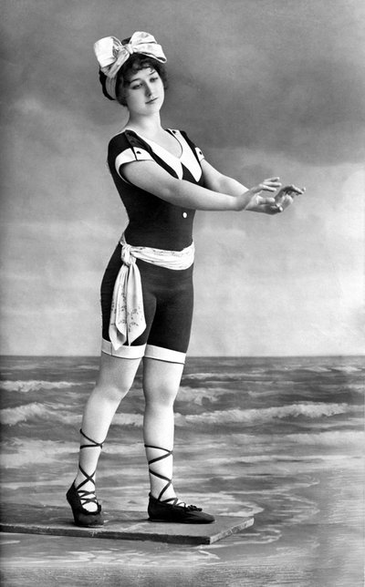 Femme en maillot de bain et chaussures de plage. - Unknown photographer