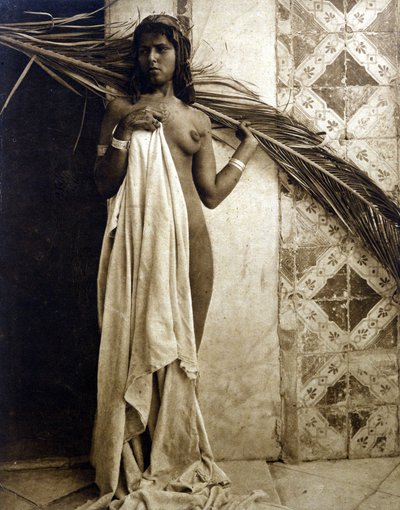 Jeune femme berbère posant nue. Photographie vers 1890 - Unknown photographer