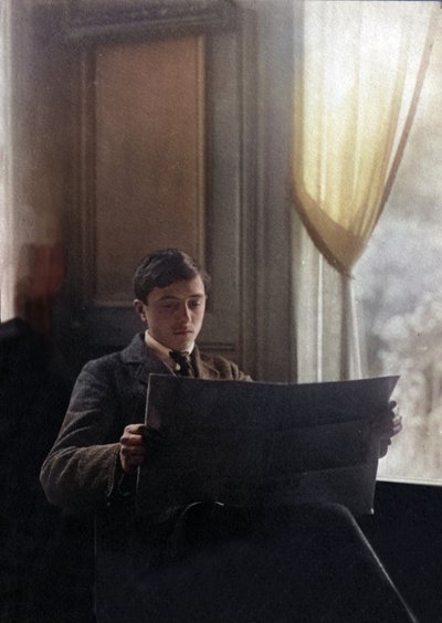 Un jeune homme lit le journal du matin, France - Unknown photographer
