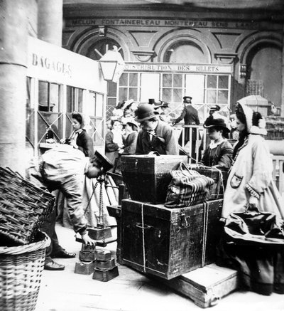 Passagers surveillant la pesée des bagages à la Gare de Lyon à Paris, à l