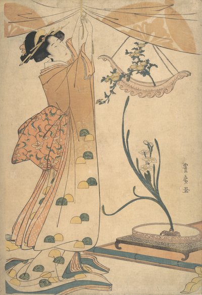 Une femme attachant un rideau, une composition florale de chrysanthèmes dans un vase en forme de bateau, vers 1805 - Utagawa Toyohiro