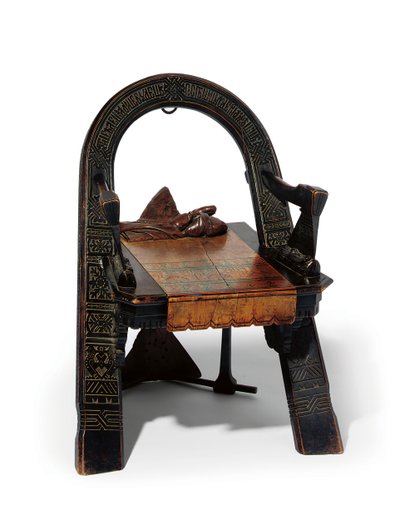 Chaise sculptée en trompe-l