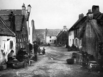 Dans le village de pêcheurs, Cromarty, Écosse, 1924-1926 - Valentine and Sons Ltd