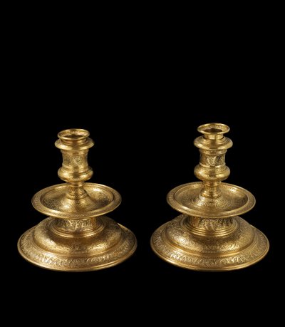 Paire de chandeliers en laiton gravé, retravaillés plus tard, dorés et ajout de douilles amovibles et de bases en bois, 1500-25 - Venetian School