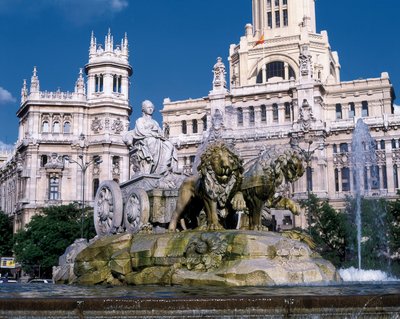 Fontaine de Cybèle représentant la déesse Cybèle dans un char tiré par deux lions, construite en 1782 par Ventura Rodriguez (1717-1785) derrière, vue du Palais des Communications, Plaza de Cibeles, Madrid - Ventura Rodríguez
