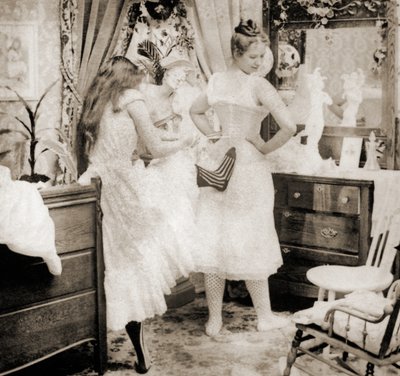 Réduire le surplus, carte stéréoscopique représentant une jeune femme serrée dans un corset, vers 1900 - Vermont, USA H.C. White Company